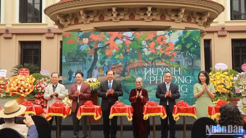 Các đại biểu cắt băng khai mạc triển lãm. Các đại biểu cắt băng khai mạc triển lãm.
