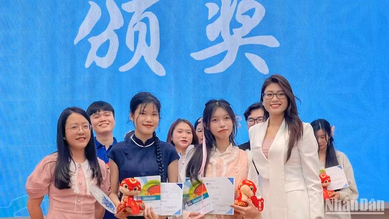 Đại diện Ban giám khảo trao giải Nhì cho sinh viên Nguyễn Thị Liên Anh và Trịnh Thị Thu Hương.