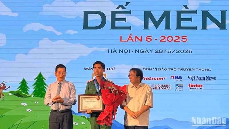 Tác giả Lý Thăng Long nhận giải với bản thảo tập thơ 'Có một Trái Đất phẳng trong mắt em".