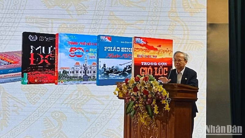 Giáo sư, Tiến sĩ Đinh Xuân Dũng giới thiệu cuốn sách "Trận đánh ba mươi năm".