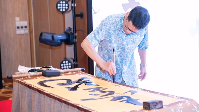 Trình diễn nghệ thuật thư pháp truyền thống tại sự kiện.