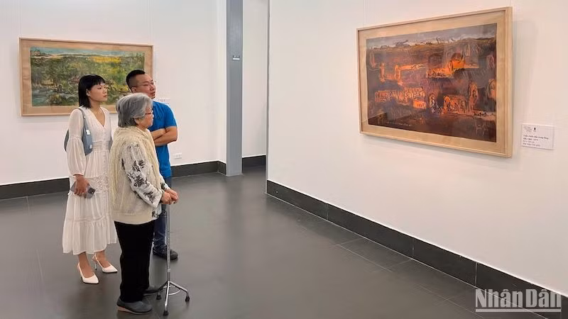Công chúng nhiều thế hệ xúc động trước tác phẩm "Cuộc chiến đấu trong lòng đất". Công chúng nhiều thế hệ xúc động trước tác phẩm "Cuộc chiến đấu trong lòng đất".