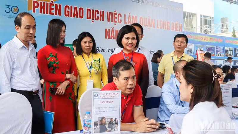 Hoạt động tại phiên giao dịch việc làm quận Long Biên, Hà Nội, tháng 5/2023. (Ảnh: Nam Nguyễn)