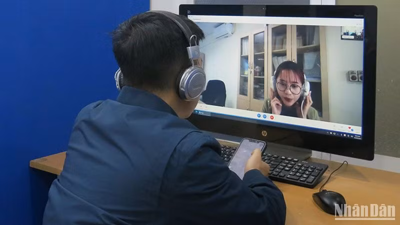 Phỏng vấn trực tuyến lao động tại Trung tâm Dịch vụ việc làm Hà Nội. (Ảnh: NGÂN ANH)
