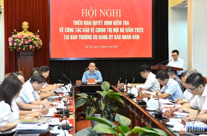 Quang cảnh Hội nghị triển khai quyết định kiểm tra về công tác bảo vệ chính trị nội bộ năm 2023 tại Ban Thường vụ Đảng ủy Báo Nhân Dân. (Ảnh: ĐĂNG KHOA)