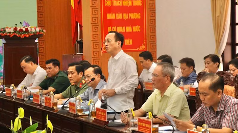 Chủ tịch Ủy ban nhân dân tỉnh Bạc Liêu Phạm Văn Thiều báo cáo thuận lợi, khó khăn, vướng mắc các dự án điện gió của tỉnh với Đoàn giám sát.
