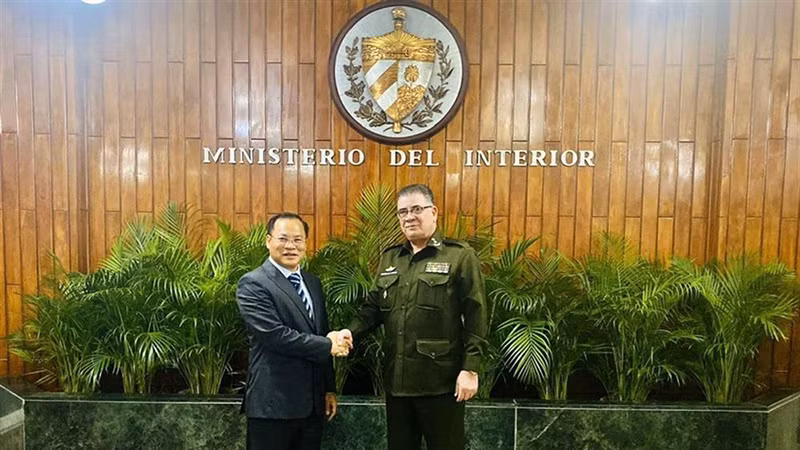 Thứ trưởng Nguyễn Văn Long và Trung tướng Lázaro Alberto Álvarez Casas, Ủy viên Bộ Chính trị, Bộ trưởng Nội vụ Cuba. (Ảnh: MPS)