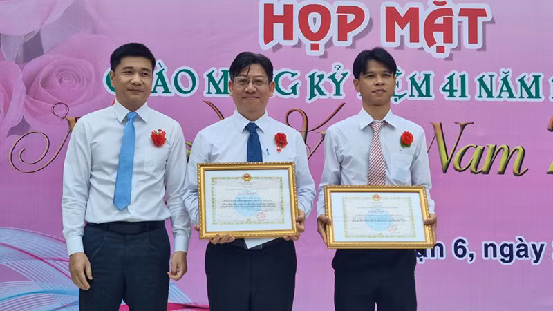 Thành phố Hồ Chí Minh trao giấy khen tới tập thể Trường trung học cơ sở Nguyễn Văn Luông, quận 6, và thầy giáo Đinh Phú Cường - Hiệu trưởng của nhà trường. (Ảnh: Tâm Trung)