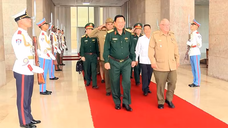 Thượng tướng Álvaro López Miera nồng nhiệt chào đón Thượng tướng Võ Minh Lương. (Ảnh: qdnd.vn)