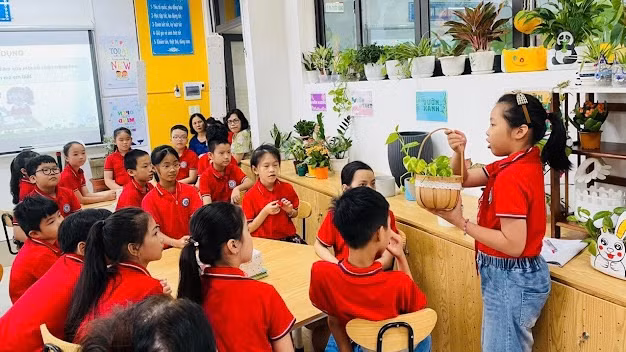 Giáo viên lồng ghép giáo dục kỹ năng sống bảo vệ môi trường vào tiết dạy môn Công nghệ tại Trường tiểu học Thành Công B (quận Ba Đình, Hà Nội).