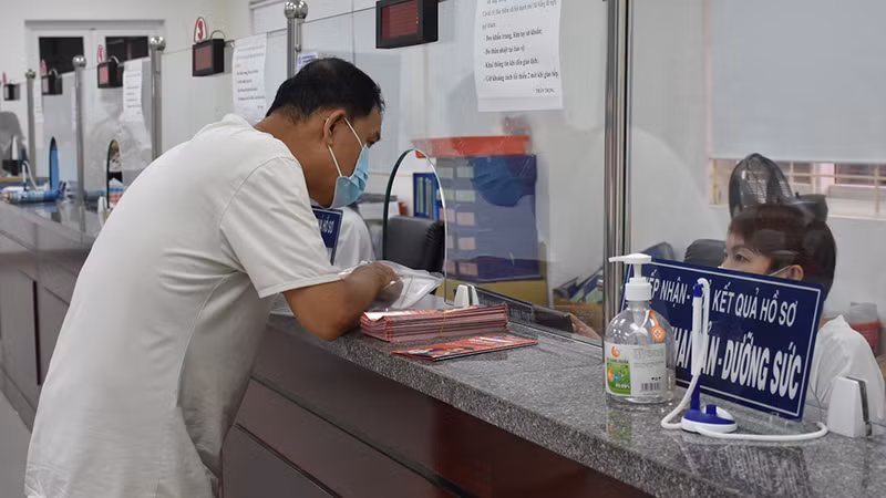 Lao động đến giao dịch tại Bảo hiểm xã hội thành phố Đà Nẵng. (Ảnh: Anh Đào)