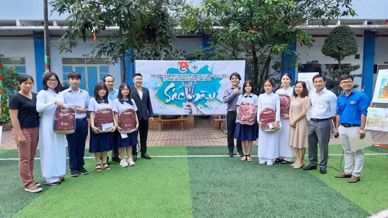 Cuộc thi vẽ sắc màu do Trường THPT Nguyễn Du, quận 10, Thành phố Hồ Chí Minh tổ chức.