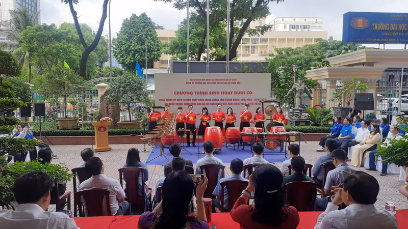 Chương trình văn nghệ đặc biệt chào mừng Quốc khánh do Câu lạc bộ Văn nghệ nhân văn thực hiện.