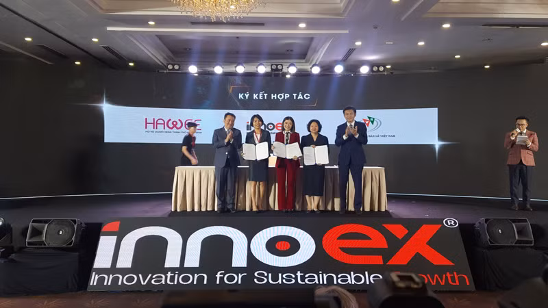 Ký kết hợp tác giữa Hiệp hội Các nhà bán lẻ Việt Nam và Hội Nữ doanh nhân Thành phố Hồ Chí Minh.