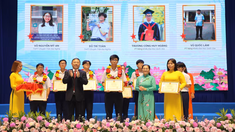 Lãnh đạo Thành phố Hồ Chí Minh tặng Bằng khen cho học sinh đạt thành tích cao.