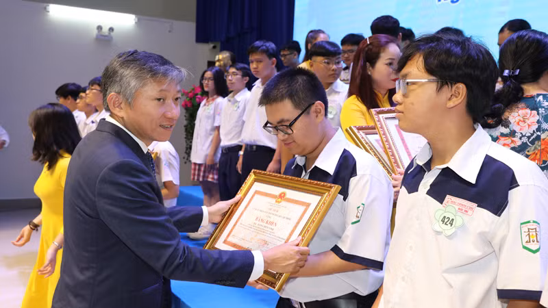 Lãnh đạo Sở Giáo dục và Đào tạo Thành phố Hồ Chí Minh trao Bằng khen cho học sinh giỏi. Lãnh đạo Sở Giáo dục và Đào tạo Thành phố Hồ Chí Minh trao Bằng khen cho học sinh giỏi.