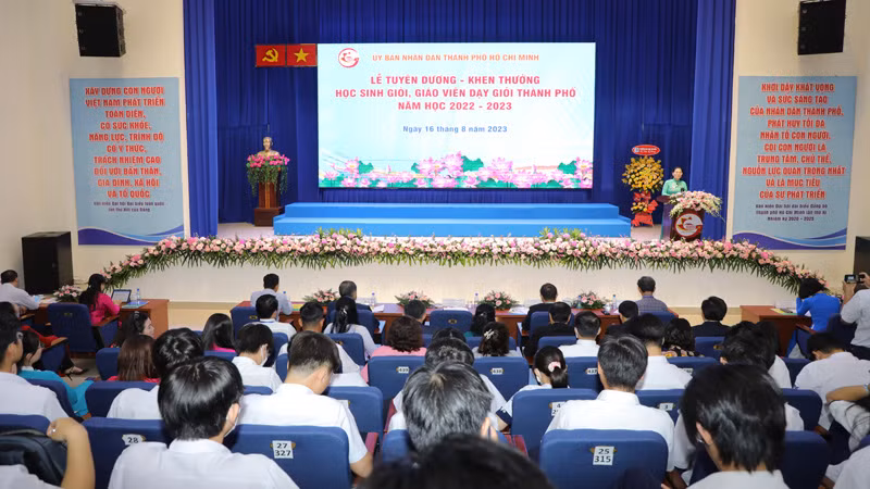 Quang cảnh buổi lễ tuyên dương, khen thưởng học sinh giỏi, giáo viên dạy giỏi thành phố năm học 2022-2023. Quang cảnh buổi lễ tuyên dương, khen thưởng học sinh giỏi, giáo viên dạy giỏi thành phố năm học 2022-2023.