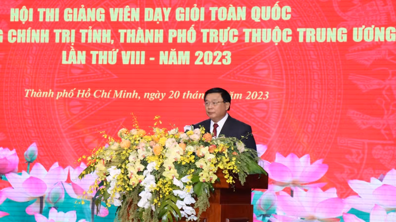 Đồng chí Nguyễn Xuân Thắng, Giám đốc Học viện Chính trị quốc gia Hồ Chí Minh phát biểu tại Lễ bế mạc.