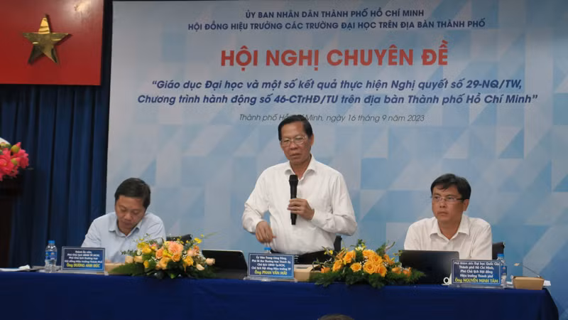 Đồng chí Phan Văn Mãi, Chủ tịch Ủy ban nhân dân Thành phố Hồ Chí Minh phát biểu tại hội nghị Đồng chí Phan Văn Mãi, Chủ tịch Ủy ban nhân dân Thành phố Hồ Chí Minh phát biểu tại hội nghị