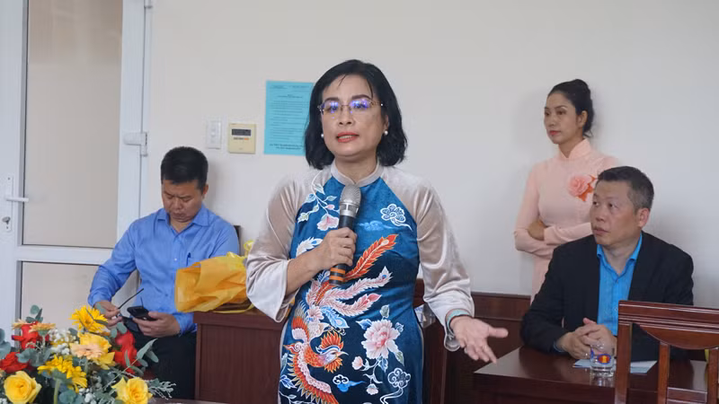 Phó Giáo sư, Tiến sĩ Ngô Thị Phương Lan, Hiệu trưởng Trường đại học Khoa học xã hội và Nhân văn phát biểu tại buổi làm việc.