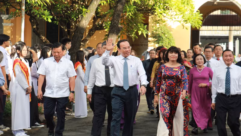 Bí thư Thành ủy Thành phố Hồ Chí Minh Nguyễn Văn Nên dự khai giảng năm học 2023-2024 tại Trường THPT Nguyễn Thị Minh Khai.