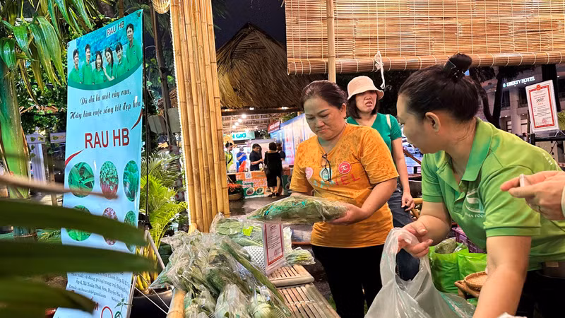 Người dân đến mua các sản phẩm OCOP được trưng bày tại lễ công bố. Người dân đến mua các sản phẩm OCOP được trưng bày tại lễ công bố.