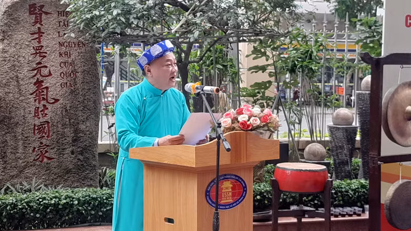 Tiến sĩ Phan Thanh Định, Phó Bí thư Đảng ủy, Phó Hiệu trưởng Trường đại học Khoa học xã hội và Nhân văn đọc diễn văn chào mừng. Tiến sĩ Phan Thanh Định, Phó Bí thư Đảng ủy, Phó Hiệu trưởng Trường đại học Khoa học xã hội và Nhân văn đọc diễn văn chào mừng.
