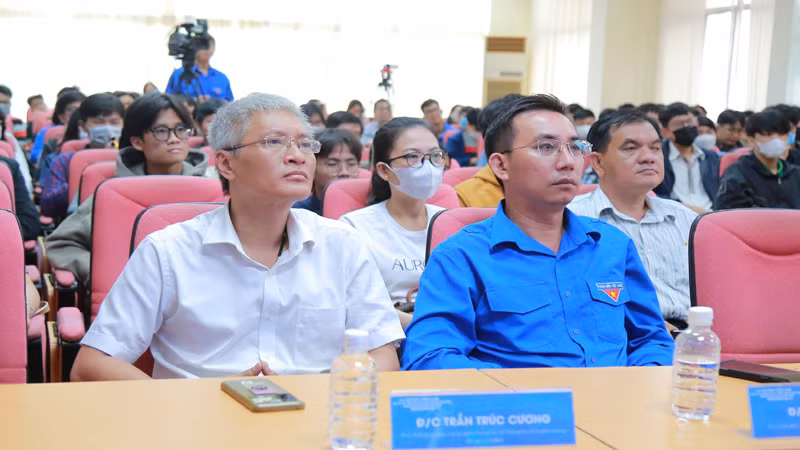Các đại biểu tham dự buổi phát động Hội thi “Thử thách trí tuệ nhân tạo Thành phố Hồ Chí Minh năm 2023”. Các đại biểu tham dự buổi phát động Hội thi “Thử thách trí tuệ nhân tạo Thành phố Hồ Chí Minh năm 2023”.