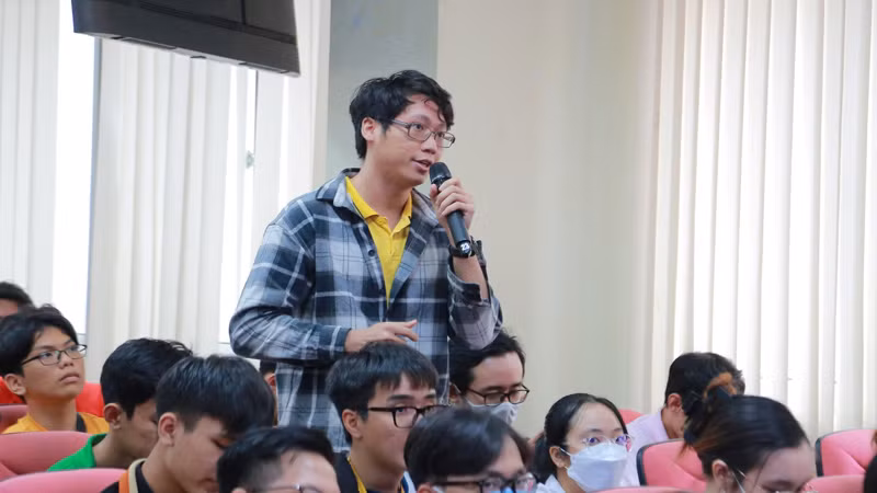 Thí sinh trao đổi với Ban tổ chức Hội thi “Thử thách trí tuệ nhân tạo Thành phố Hồ Chí Minh năm 2023”. Thí sinh trao đổi với Ban tổ chức Hội thi “Thử thách trí tuệ nhân tạo Thành phố Hồ Chí Minh năm 2023”.
