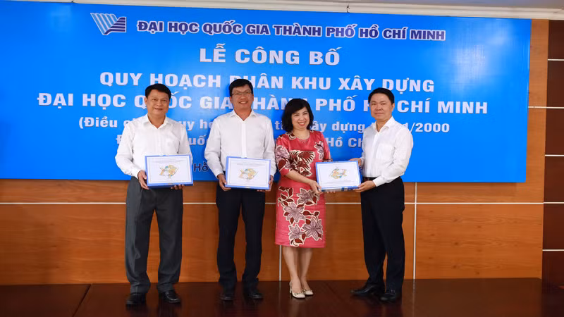 Đại diện Bộ Xây dựng bàn giao hồ sơ quy hoạch cho đại diện Đại học Quốc gia Thành phố Hồ Chí Minh, tỉnh Bình Dương và Thành phố Hồ Chí Minh.