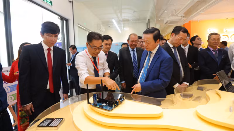 Phó Thủ tướng Chính phủ Trần Hồng Hà tham quan Trung tâm điện tử và vi mạch bán dẫn-ESC. Phó Thủ tướng Chính phủ Trần Hồng Hà tham quan Trung tâm điện tử và vi mạch bán dẫn-ESC.