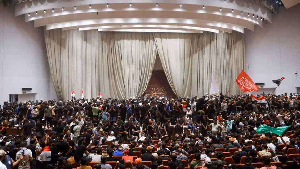Hàng trăm người biểu tình xông vào tòa nhà Quốc hội Iraq, ngày 30/7. (Ảnh: Reuters)