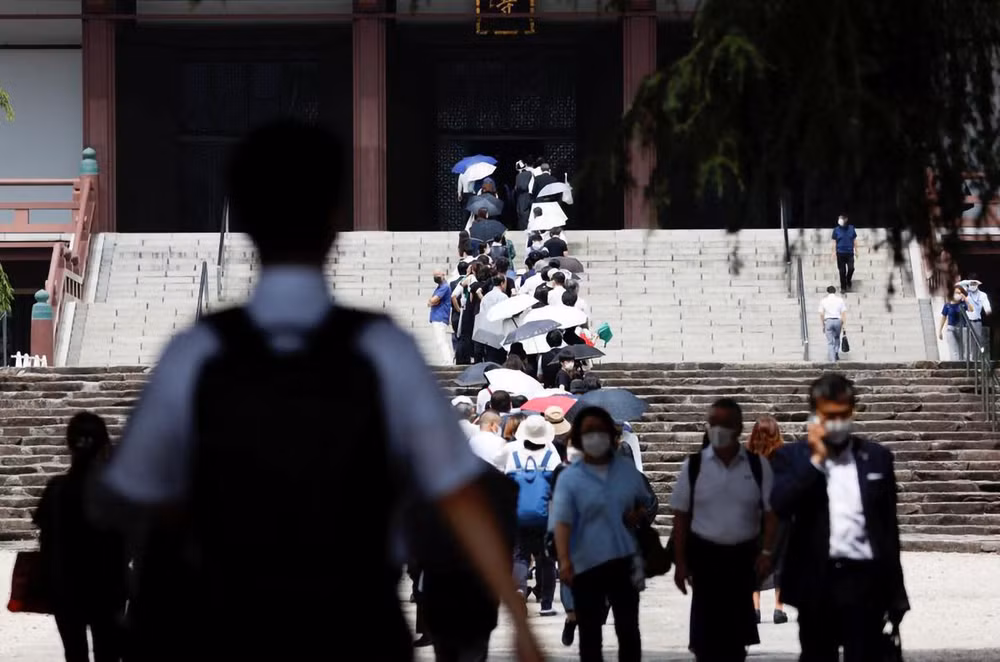 Dòng người đến viếng ông Abe trước khi tang lễ chính thức diễn ra vào ngày 12/7. (Ảnh: Reuters)