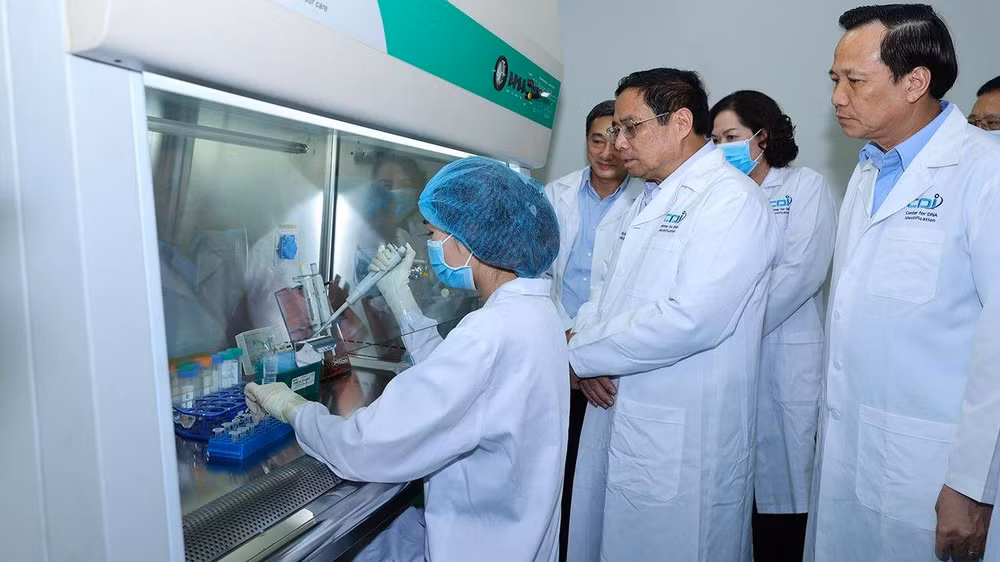 Thủ tướng Phạm Minh Chính thăm và làm việc với các đơn vị giám định ADN xác định danh tính hài cốt liệt sĩ còn thiếu thông tin. (Ảnh: Trần Hải)