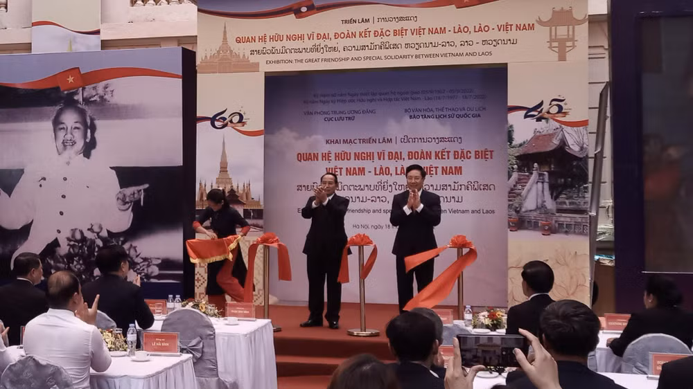 Đồng chí Bounthong Chitmany và đồng chí Phạm Bình Minh cắt băng khai mạc Triển lãm. 