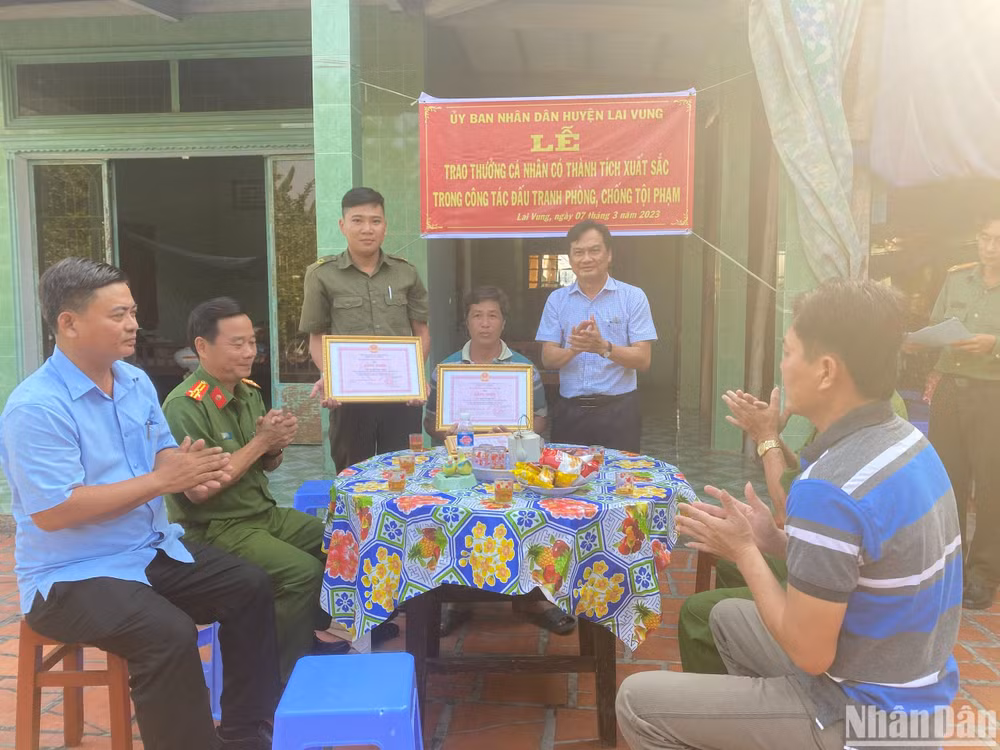 Chủ tịch Ủy ban nhân dân huyện Lai Vung trao Bằng khen cho hai đồng chí Nguyễn Long Hải và Nguyễn Quốc Ngọc.