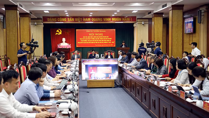 Toàn cảnh hội nghị.