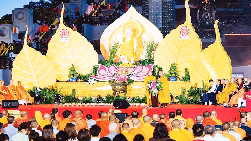 Đông đảo Phật tử gần xa hành hương về núi Bà Đen tham dự các nghi thức trong đại lễ Vesak 2025.