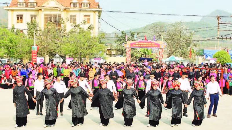 Lễ hội hoa ban tại thành phố Sơn La với nhiều hoạt động văn hóa, nghi lễ mang đậm bản sắc các dân tộc tiểu vùng Tây Bắc.