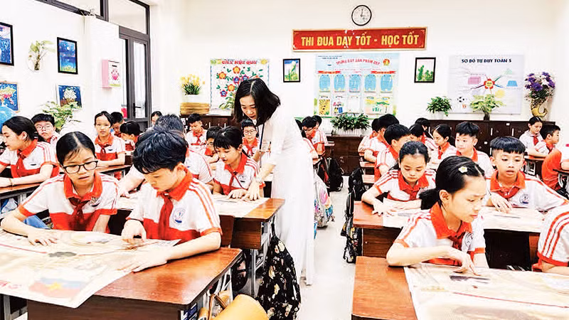 Cô và trò Trường tiểu học Suối Hoa, thành phố Bắc Ninh khám phá, trải nghiệm phụ trương đặc biệt của Báo Nhân Dân chào mừng Kỷ niệm 50 năm Ngày Giải phóng miền nam, thống nhất đất nước.