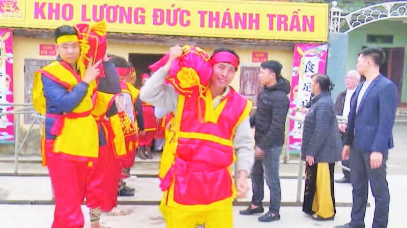 Nghi thức vận chuyển lương thảo vào đền để chuẩn bị phát lương cho nhân dân.
