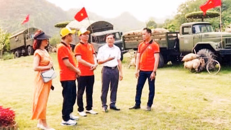 Cựu chiến binh Phạm Công Chất (thứ hai từ phải sang) hướng dẫn nhân viên kỹ thuật tại Khu du lịch sinh thái Thung Nham. (Ảnh TRẦN LAN)