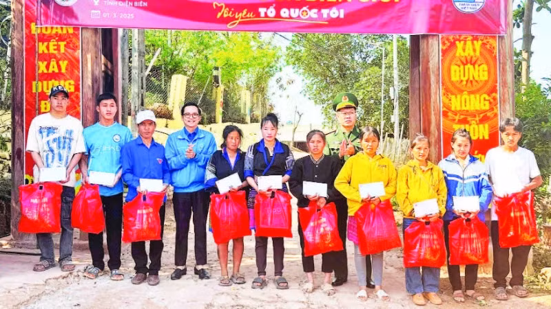 Lãnh đạo Tỉnh đoàn Điện Biên cùng cán bộ, chiến sĩ Bộ đội Biên phòng Điện Biên trao quà tặng hộ nghèo, học sinh ở khu vực biên giới Nà Bủng.