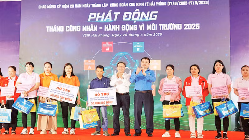 Đại diện Công đoàn TP Hải Phòng trao kinh phí hỗ trợ xây nhà “Mái ấm Công đoàn”.