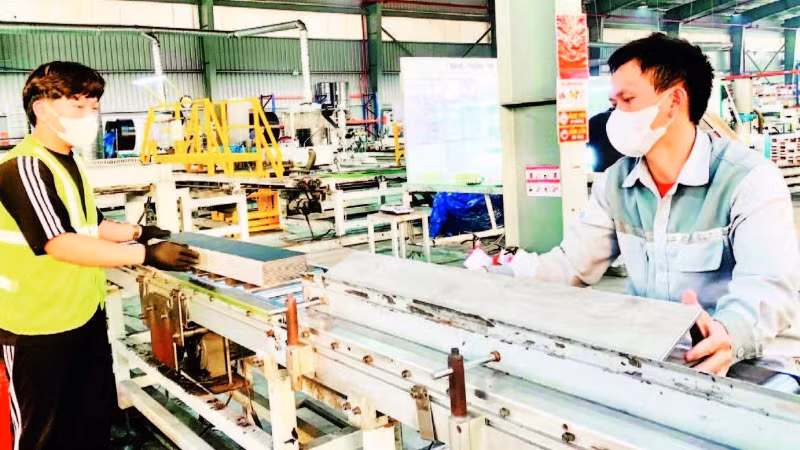 Việc cắt giảm thủ tục hành chính sẽ tạo thuận lợi cho hoạt động sản xuất, kinh doanh phát triển mạnh mẽ.