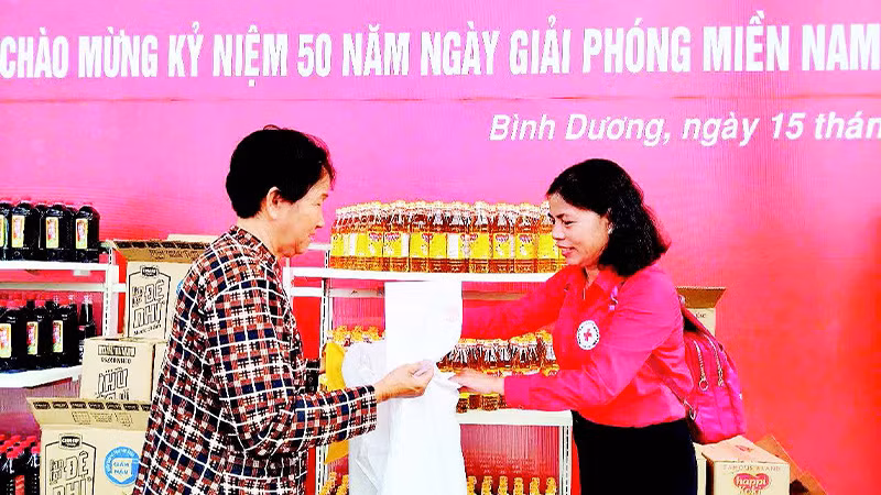 Phiên chợ 0 đồng tại Bình Dương giúp người dân có hoàn cảnh khó khăn được mua hàng hóa thiết yếu miễn phí.