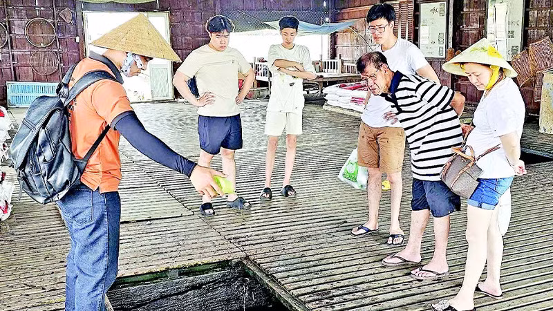 Hướng dẫn viên du lịch tác nghiệp tại cồn Sơn (Cần Thơ).