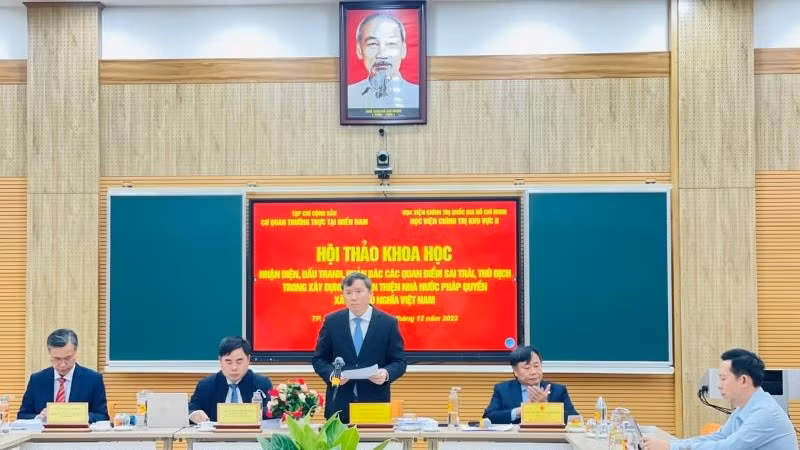 Các đại biểu chủ toạ Hội thảo “Nhận diện, đấu tranh, phản bác các quan điểm sai trái thù địch trong xây dựng và hoàn thiện Nhà nước pháp quyền Xã hội chủ nghĩa Việt Nam”.