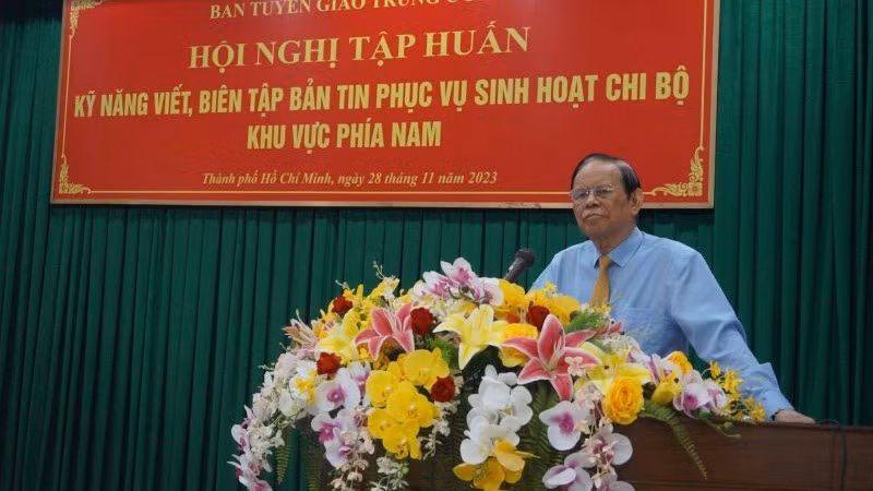 Đồng chí Nguyễn Hồng Vinh giới thiệu chuyên đề "Một số kỹ năng, nghiệp vụ công tác viết, biên tập tin, bài trên bản tin phục vụ sinh hoạt chi bộ".