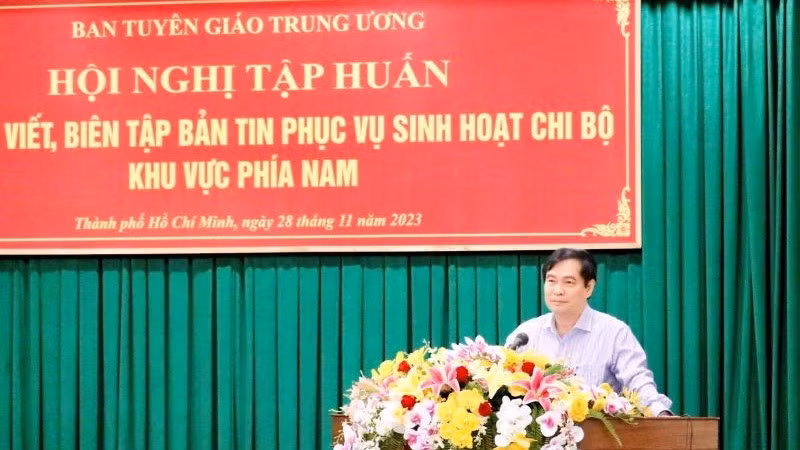 Đồng chí Phan Xuân Thủy, Phó trưởng Ban Tuyên Giáo Trung ương, phát biểu khai mạc Hội nghị.